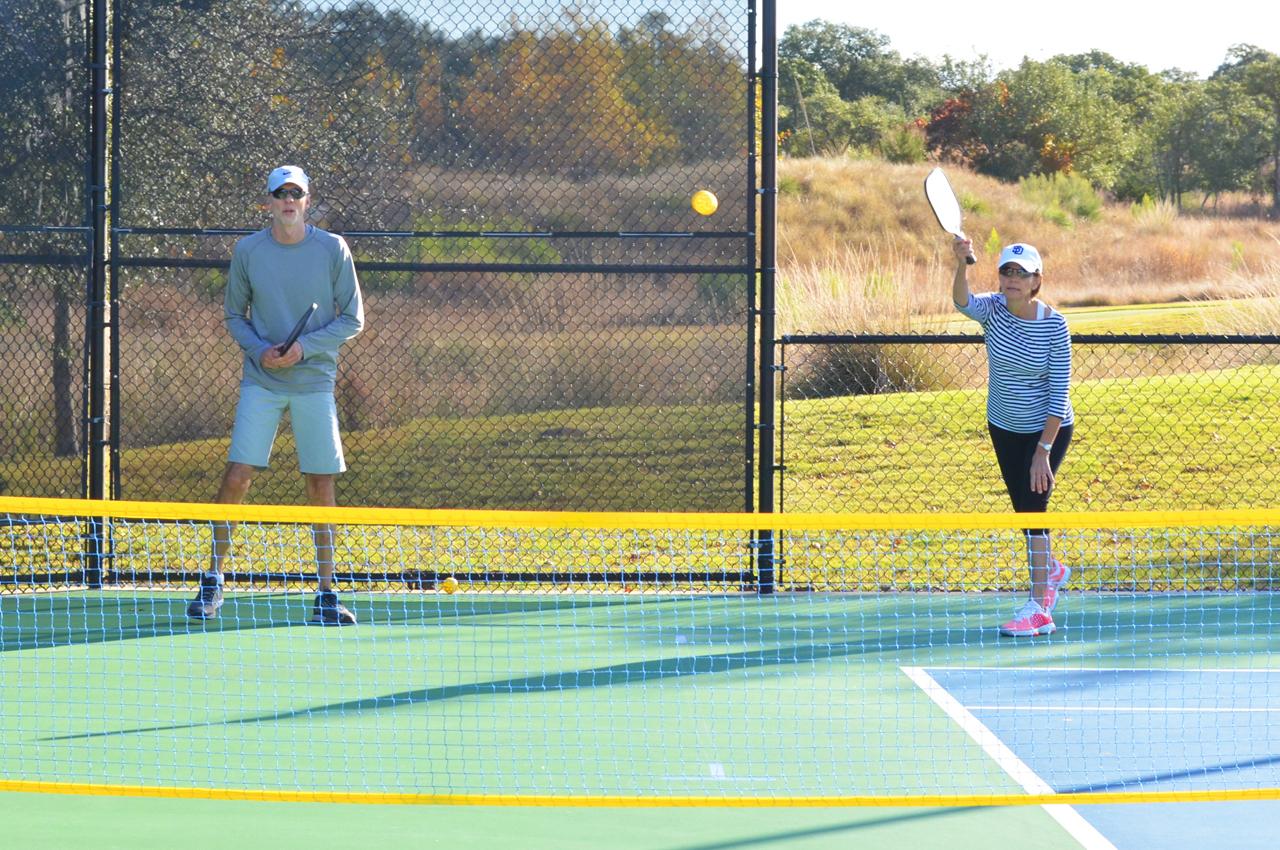 couple-playing-tennis